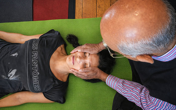 Read more about the article DR. VASANT LAD: PRAKTICKÁ UKÁZKA MARMA TERAPIE OBLIČEJE